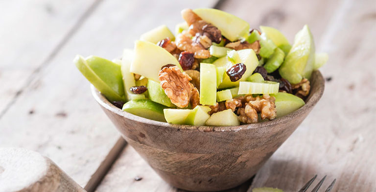 Recept: een friszure salade met appel, selderij en walnoten