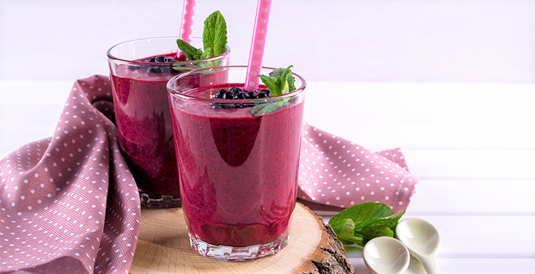 Valentijnsontbijt smoothie blauwe bessen