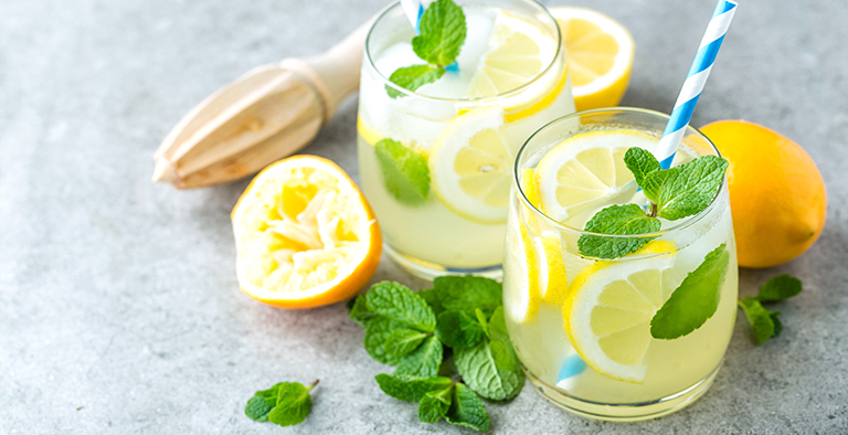 Fris zomerdrankje met citroen en munt