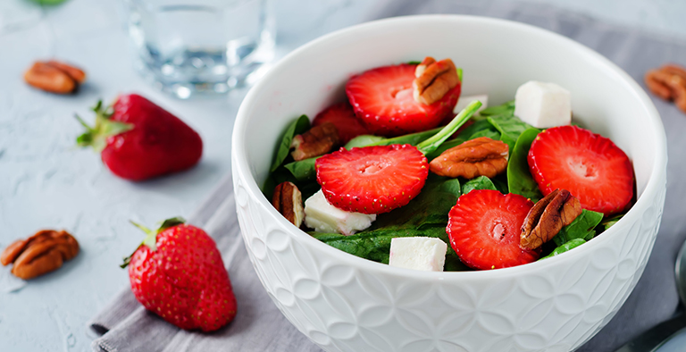 Spinazie salade met aardbeien, geitenkaas en pecannoten